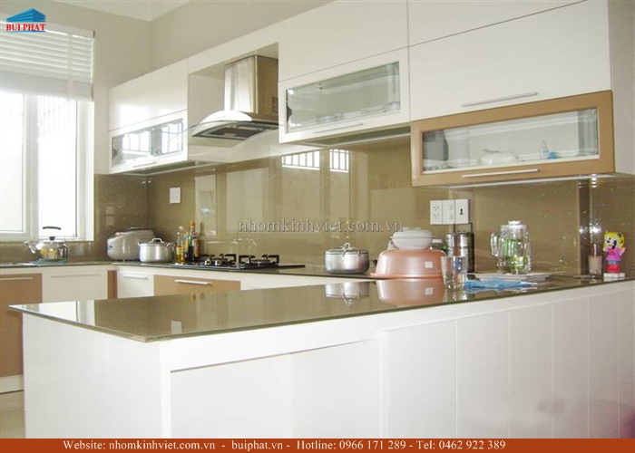 Kính ốp bếp màu be